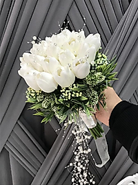 YEŞİL YAPRAKLI İNCİLİ LALE BUKETI