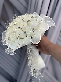 Taş ve inci detaylı gonca gül buketi