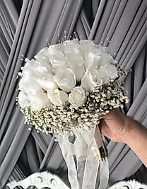 BEYAZ CİPSOLU İNCİLİ GONCA GÜL BUKETİ