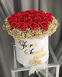 BEYAZ KUTUDA CİPSOLU KIRMIZI GÜL