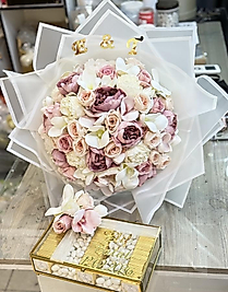 Pembe şakayık Detaylı isteme çiçeği ve çikolatası