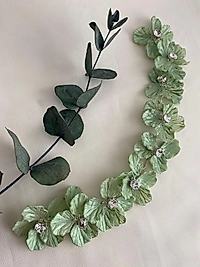 Taş detaylı yeşil çiçekli taç