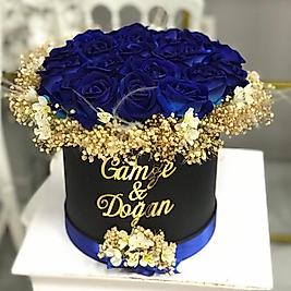 SİYAH KUTUDA MAVİ GÜL İSTEME ÇİÇEĞİ