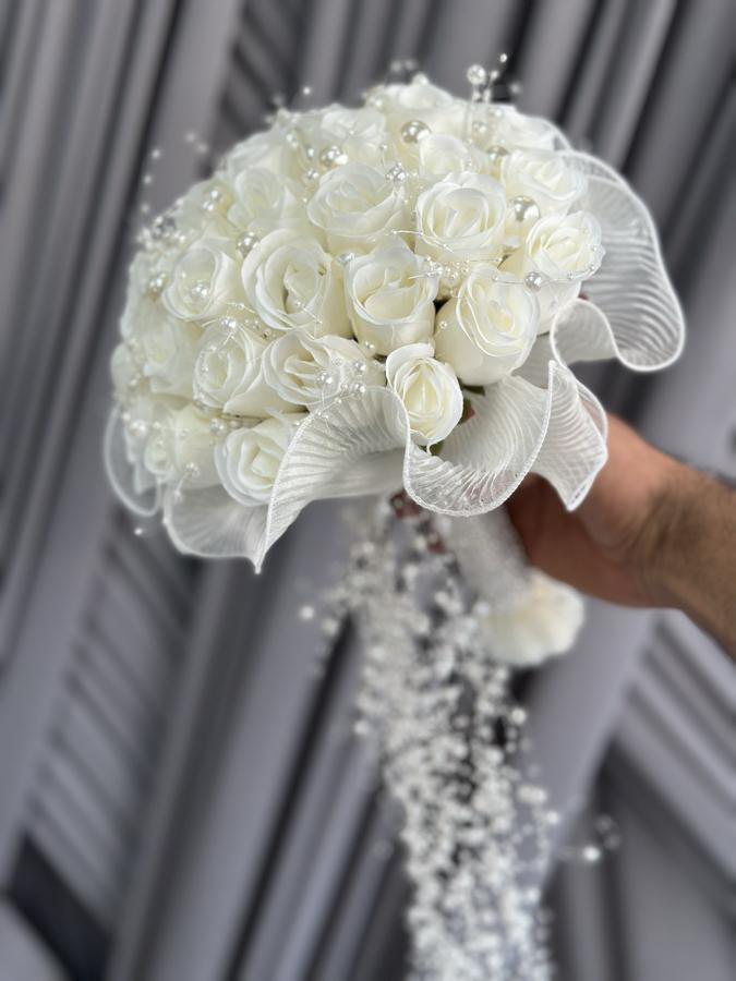 İNCİLİ TÜLLÜ GONCA GÜL BUKETİ