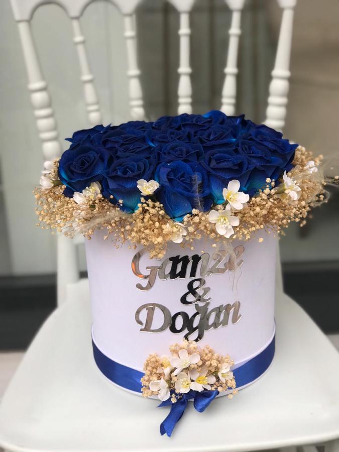 BEYAZ KUTUDA MAVİ GÜL İSTEME ÇİÇEĞİ