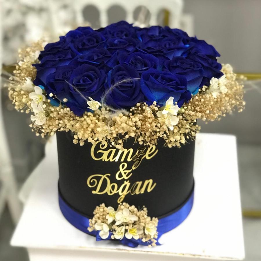 SİYAH KUTUDA MAVİ GÜL İSTEME ÇİÇEĞİ