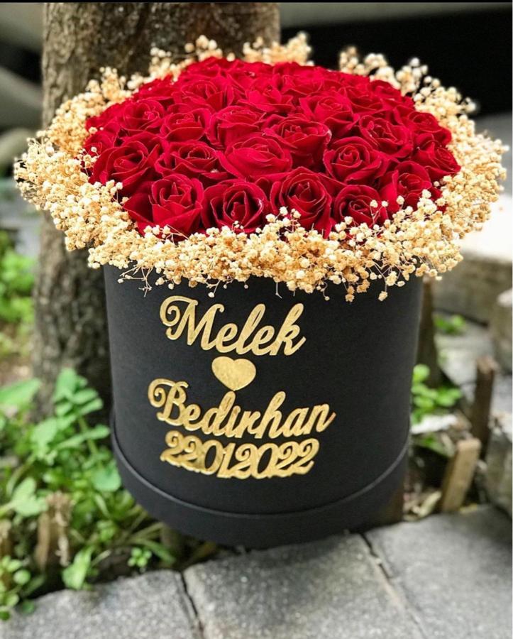 SİYAH KUTUDA KIRMIZI GÜL ( İSİMLİ )