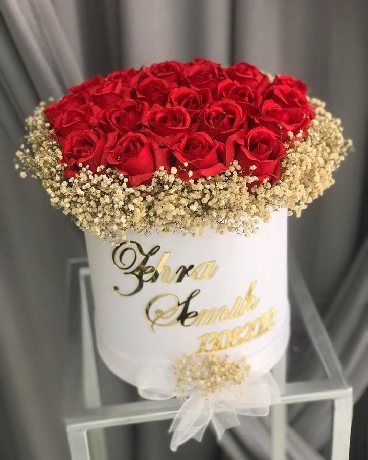 BEYAZ KUTUDA CİPSOLU KIRMIZI GÜL