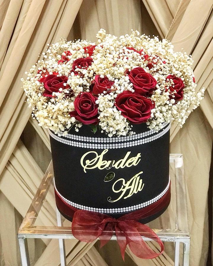 KUTUDA CİPSOLU KIRMIZI GÜL İSTEME ÇİÇEĞİ