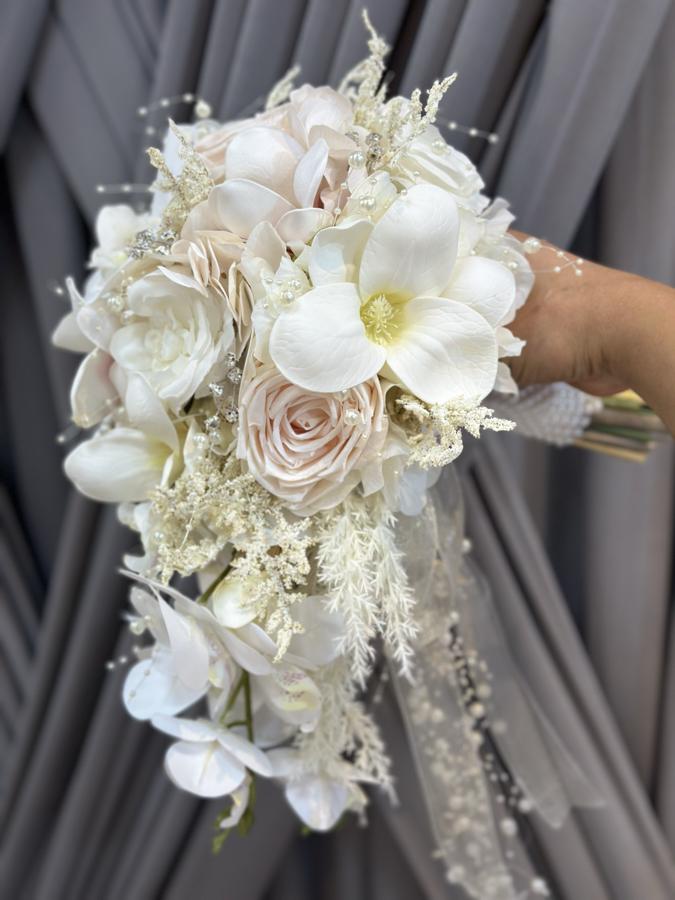 İNCİLİ ŞELALE MODEL SOFT GELİN ÇİÇEĞİ