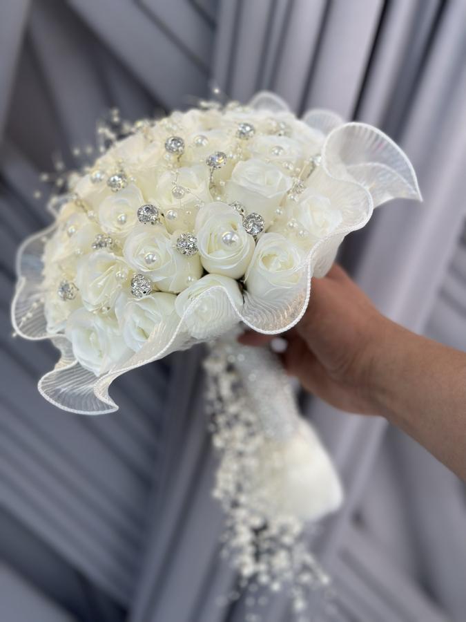 Taş ve inci detaylı gonca gül buketi