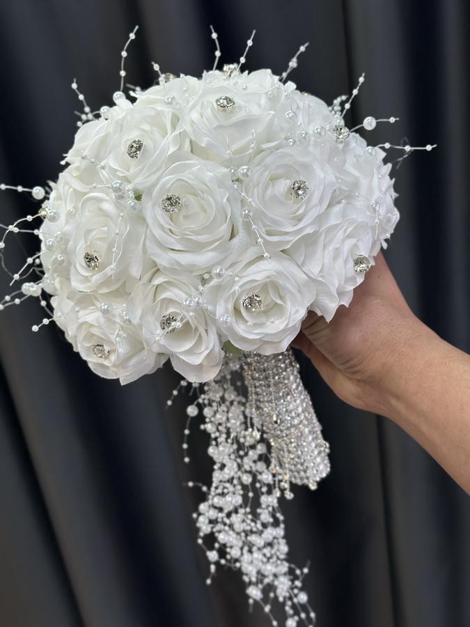 İnci & Taş detaylı beyaz gül buketi
