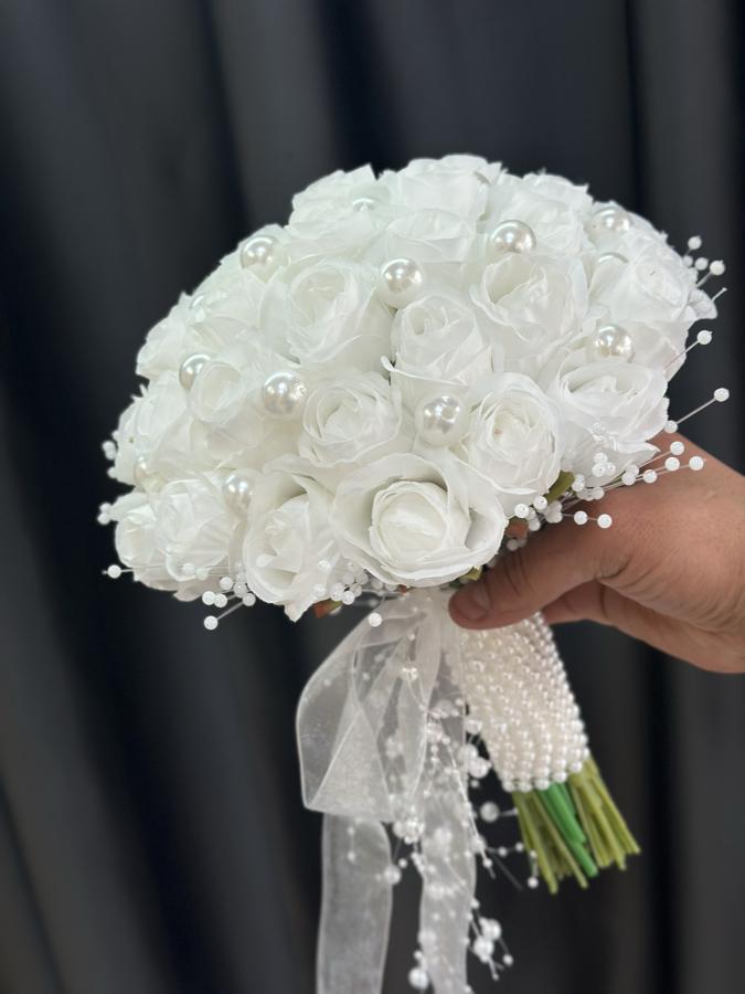 İncili beyaz gonca gül buketi