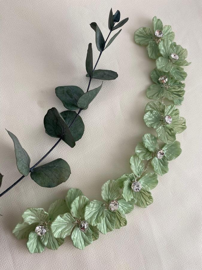 Taş detaylı yeşil çiçekli taç