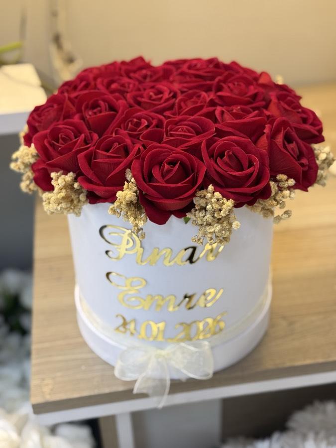 Beyaz kutuda kırmızı gül isteme çiçeği